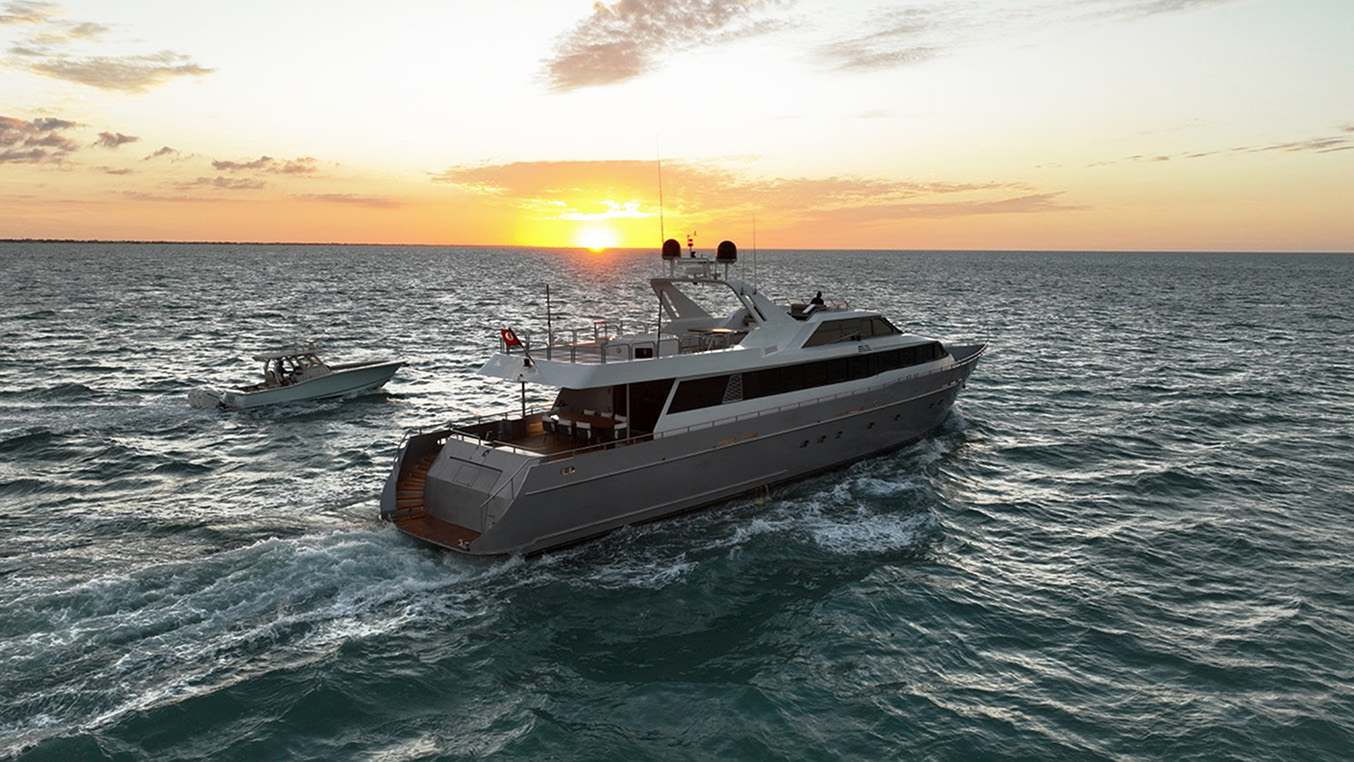 Yate de lujo Hessen 115 ft navegando en aguas cristalinas del Caribe durante el atardecer
