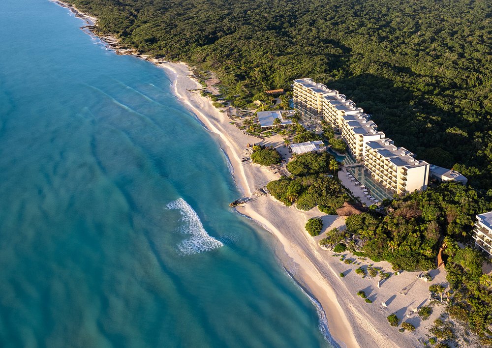 Propuesta: Vista aérea del resort Palmaïa – The House of AïA ubicado entre la selva virgen y una playa de arena blanca en la Riviera Maya.